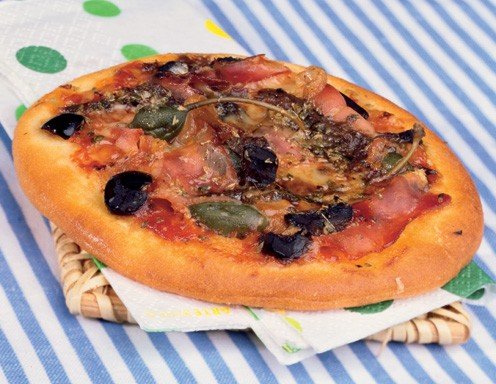 Pizza con capperi, olive e acciughe (Pizza mit Kapern, Oliven und Sardellen)
