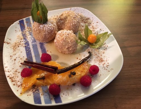 Gefüllte Topfen-Mozart-Knödel mit Gewürzorangen
