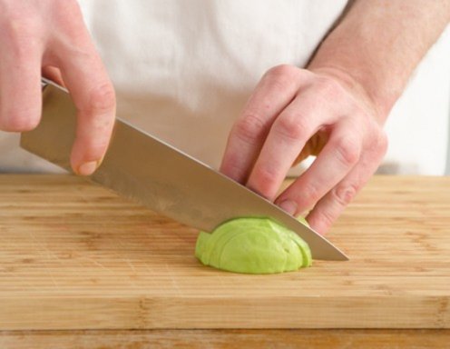 Schritt 1: Die geschälte Avocado in dünne Scheiben schneiden.