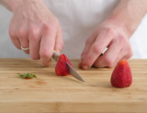 Schritt 2: Erdbeere halbieren.