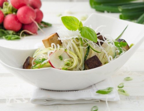 Zucchini-Tofu-Salat mit 2erlei Glasnudeln Rezept