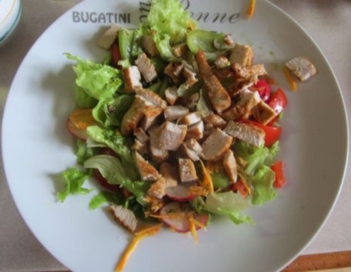 Bunter Salat mit scharfen Putenstreifen - Rezept - ichkoche.at