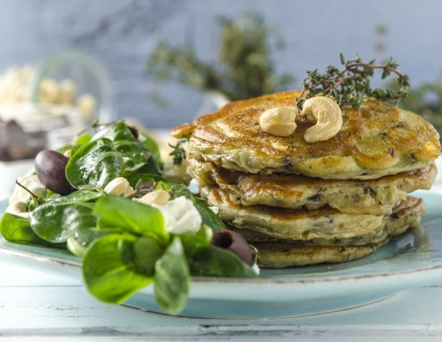 Feta-Oliven-Pancakes mit Vogerlsalat Rezept
