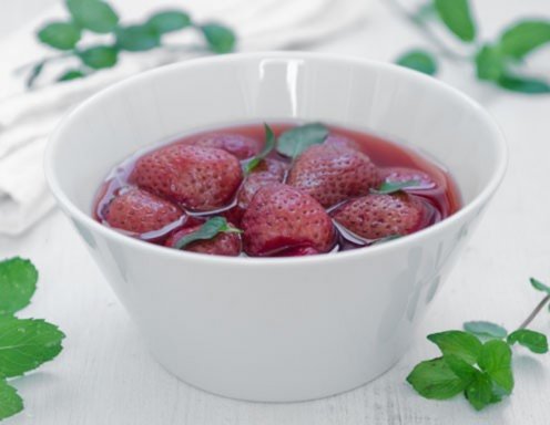 Erdbeer-Rotweinkompott mit Minze Rezept