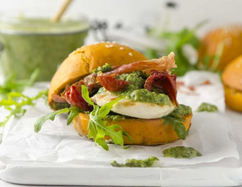 Chickenburger mit knusprigem Prosciutto und Salsa Verde Rezept
