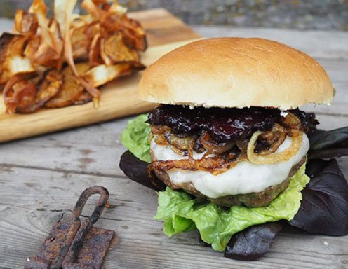 Elchburger Mit Knusperzwiebeln Waldfrucht Relish Und Gemusechips Rezept Ichkoche At