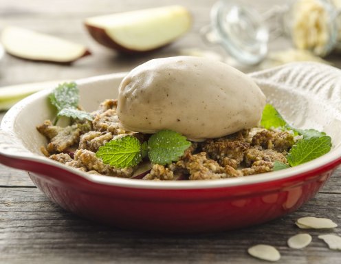 Veganer Apfel-Mandel-Crumble mit Vanilleeis Rezept