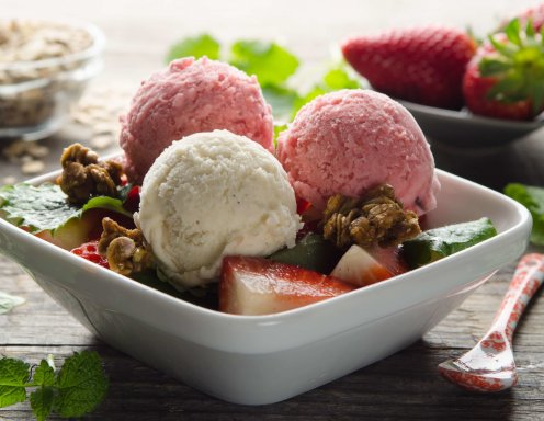 Vanille-Erdbeer-Eisbecher mit Karamellknusper Rezept
