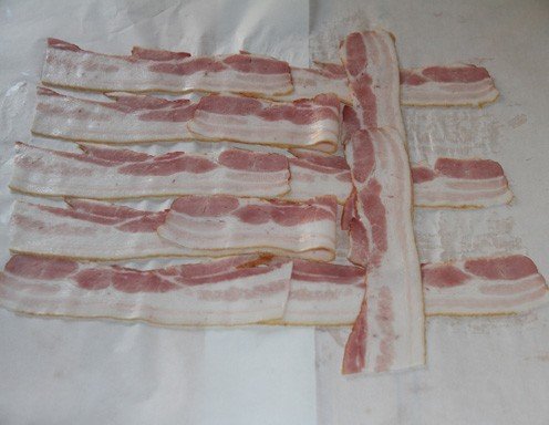 <p>Darauf dann einen (aus zwei Speckstreifen zusammengebauten) Speckstreifen legen.</p>
