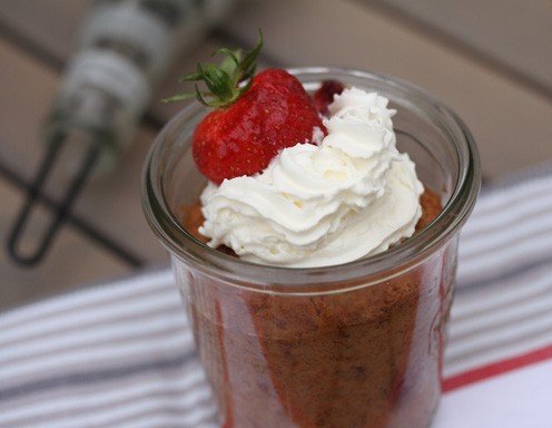 Erdbeer-Mandel-Kuchen im Glas Rezept