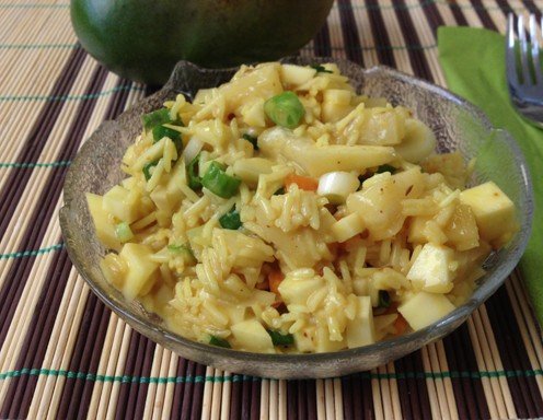 Karibischer Reissalat mit Ananas und Mango