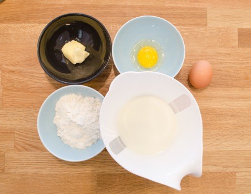 <p>Bereiten Sie die Zutaten f&uuml;r den Palatschinkenteig vor und vermengen Sie Mehl, Eier, Milch und Salz zu einem glatten Teig.</p>