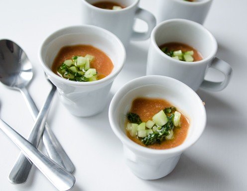Kalte Kichererbsen-Tomaten-Suppe mit Gurken-Minze-Salsa