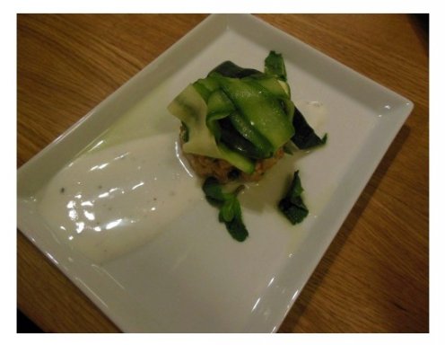 Geflämmtes Lachstartar auf Gurken-Zucchini-Salat