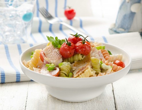 Rollini-Salat mit Paradeisern und geräucherte Forelle
