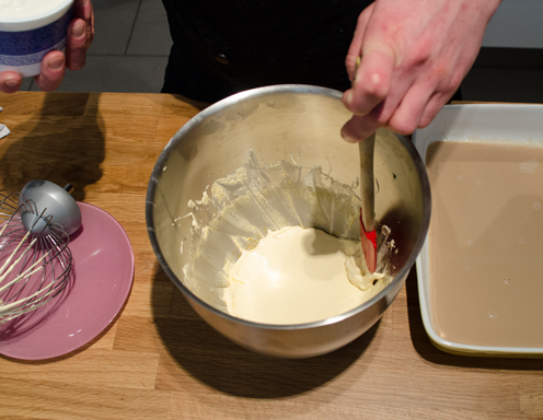 Schritt 1: Zucker und Eidotter zu einer hellen Creme aufschlagen (eventuell danach Vanillemark einrühren).