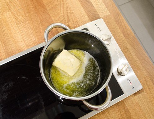 <p>Topfenstrudel Rezept Schritt 1 - Die Butter schmelzen.</p>