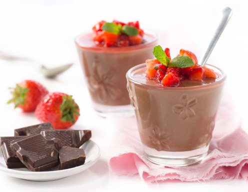 Vegane Schokoladenmousse mit Erdbeeren