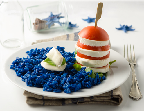 Tomaten-Mozzarella-Leuchtturm mit blauen Reis