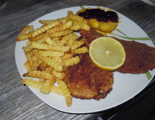 Putenschnitzel Nach Wiener Art Mit Selbstgemachten Pommes Frites ...