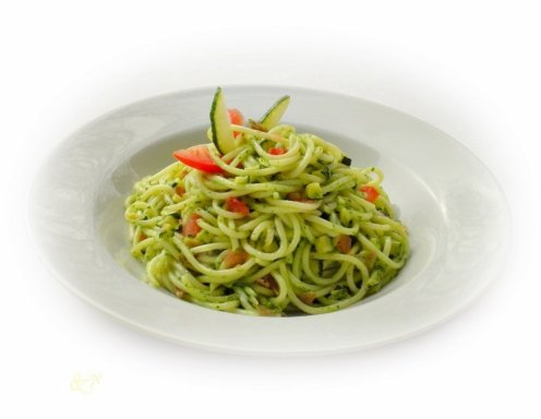 Spaghetti mit Zucchini und Basilikum-Pesto Rezept - ichkoche