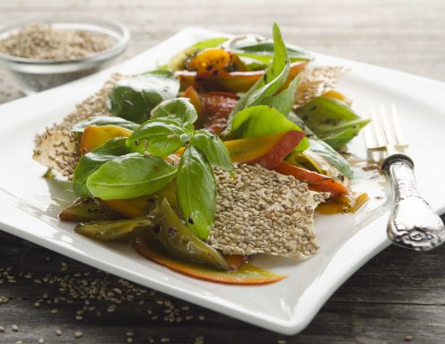 Kürbis-Pfefferoni-Salat mit Ahornsirup-Balsamico-Dressing und Sesamknusper