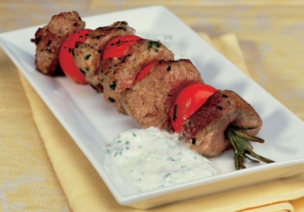 Lamm-Tomaten-Spießchen mit Tsatsiki Rezept - ichkoche