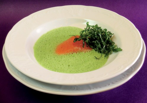 Rucolaschaumsuppe mit Lachsforelle und frittiertem Rucola Rezept ...