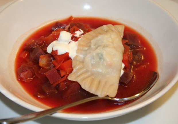 Russische Borschtsch mit hausgemachten Hühnerpelmenis Rezept - ichkoche
