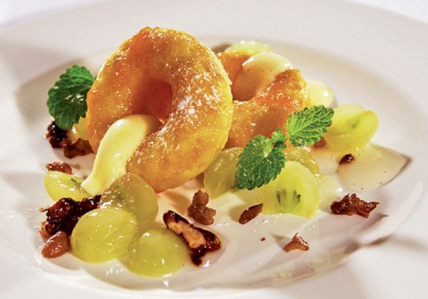 Savarin mit Glühmostschaum und Muskattraubenragout Rezept - ichkoche Savarin mit Glühmostschaum und Muskattraubenragout Rezept - ichkoche