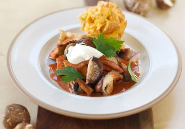 Schwammerlgulasch mit Knödel Rezept - ichkoche.at