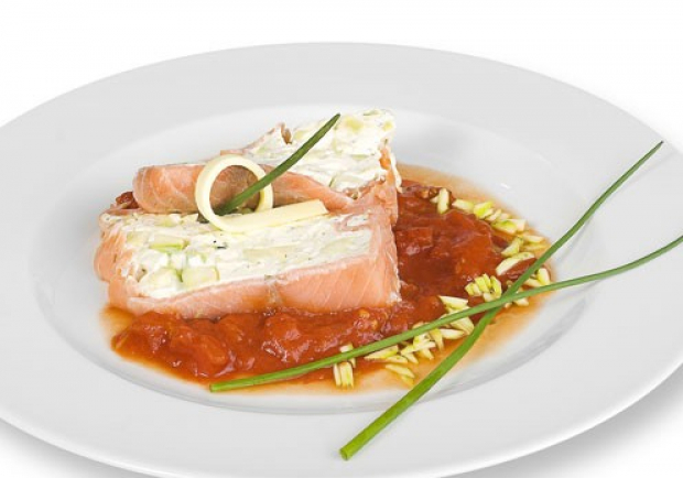 Zucchini-Lachsmousse mit Tomatensauce Rezept - ichkoche.at