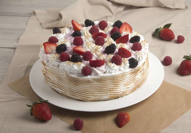 Baiser Beeren Torte Mit Cremefullung Rezept Ichkoche At