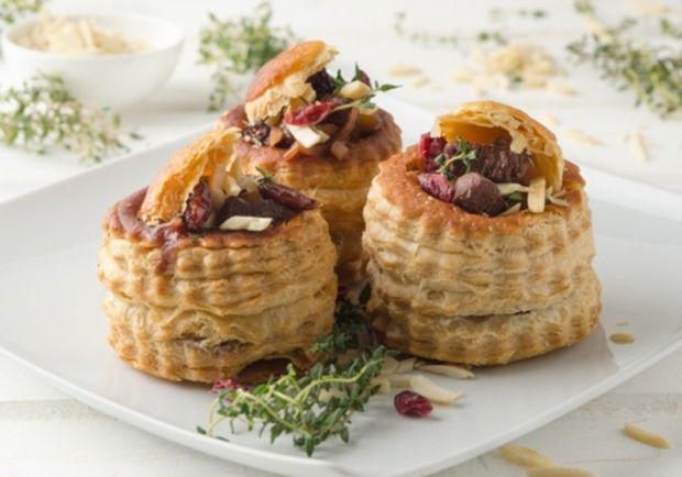 Blätterteig-Pastete gefüllt mit Entenragout, Mandeln und Cranberries ...