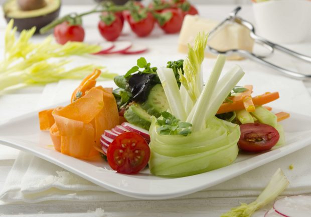 Bunte Salatplatte mit Rohkost und Parmesandressing Rezept - ichkoche