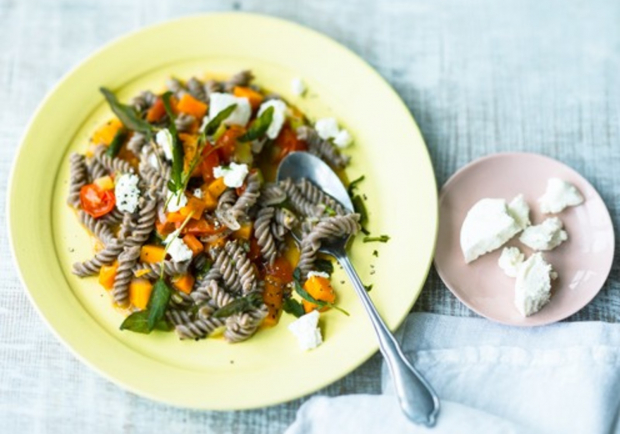 Karotten-Salbei-Nudeln mit Ziegenkäse Rezept - ichkoche