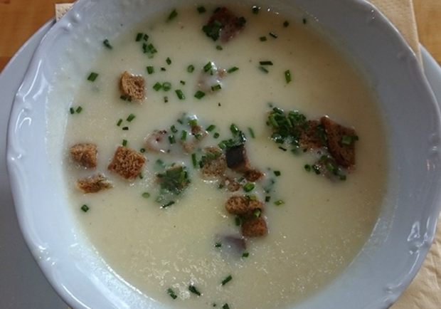 Knoblauchcremesuppe mit Knoblauch-Croûtons Rezept - ichkoche