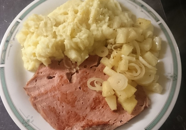 *~*  Teller mit Leberkäse Sauerkraut und Bratensoße  *~* Kartoffelpüree