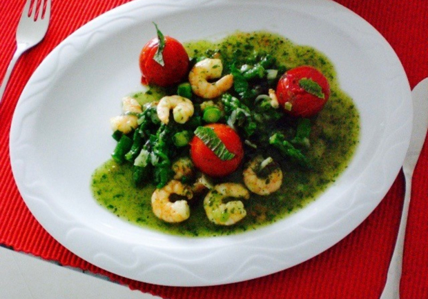 Garnelen mit grünem Spargel und Blutsauerampfer