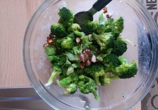 Brokkolisalat mit Haselnussöl Rezept - ichkoche