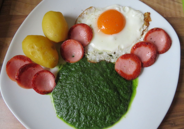 Cremespinat mit Salzkartoffeln, Spiegelei und Wurstschüsserl Rezept ...