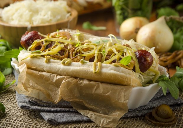 Hot Dog Mit Sauerkraut Mohnsenf Und Rostzwiebeln Rezept Ichkoche At