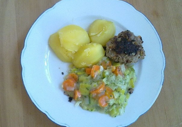 Karotten-Lauch-Gemüse in Kräutersoße Rezept - ichkoche.at