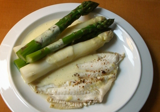 Maischolle mit Stangenspargel und neuen Erdäpfeln Rezept - ichkoche.at