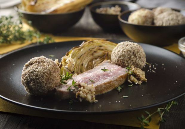 Rosa Kalbstafelspitz mit Spitzkraut, Walnüssen und Thymian-Grießknödeln ...