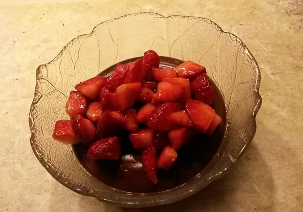 Schokopudding mit marinierten Erdbeeren Rezept - ichkoche.at