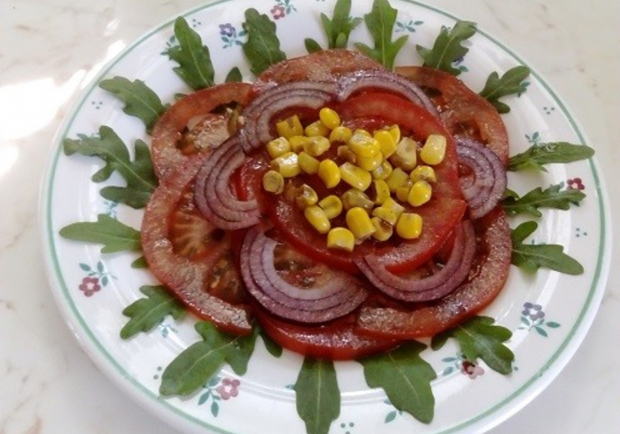 Tomaten-Mais-Salat auf Rucola Rezept - ichkoche.at