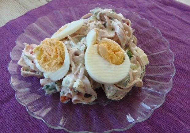 Wurstsalat mit Gurke und Ei Rezept - ichkoche.at