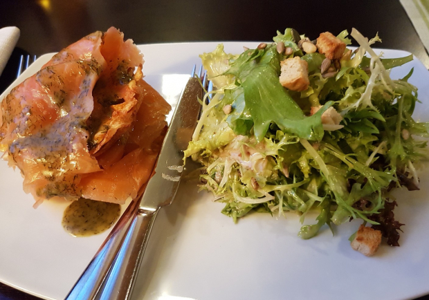 Bunte Salatplatte mit geräuchertem Lachs Rezept - ichkoche