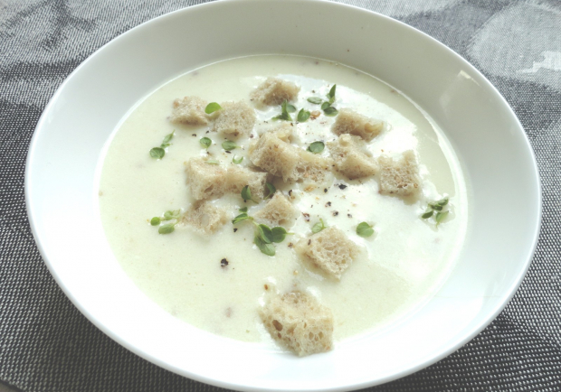Buttermilchsuppe mit Kräuter und gerösteten Schwarzbrotwürferl Rezept ... Buttermilchsuppe mit Kräuter und gerösteten Schwarzbrotwürferl Rezept ...